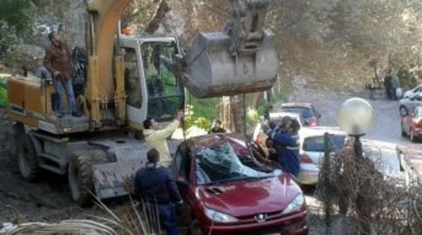 İzmir&rsquo;de Heyelanda S&uuml;r&uuml;klenen Ara&ccedil; İş Makinesi İle Kaldırıldı