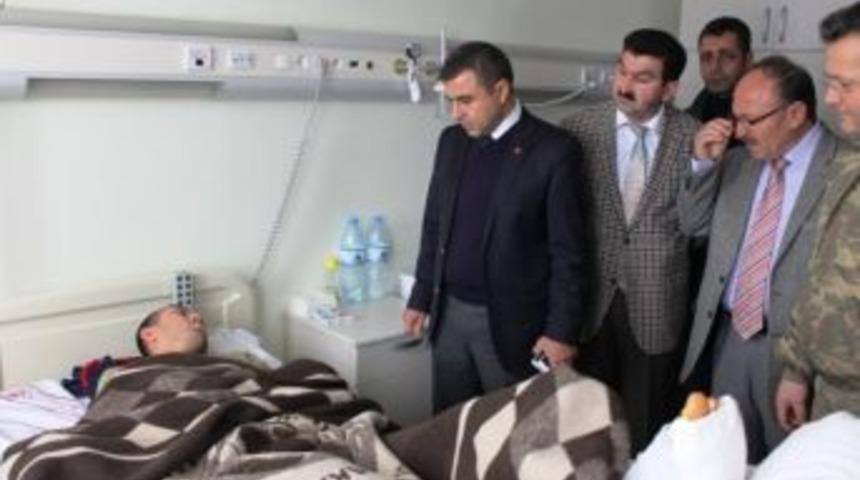Malazgirt Kaymakamı Yaralı Askeri Ziyaret Etti