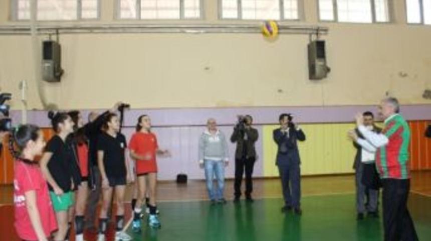 Binali Yıldırım, Bayan Voleybolcularla Voleybol Oynadı
