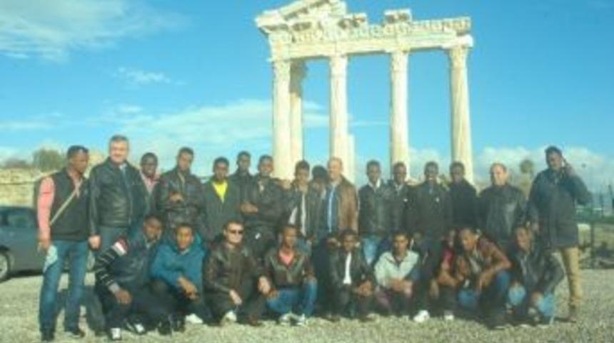 Somalili &Ouml;ğrenciler Manavgat'ta Tatilde