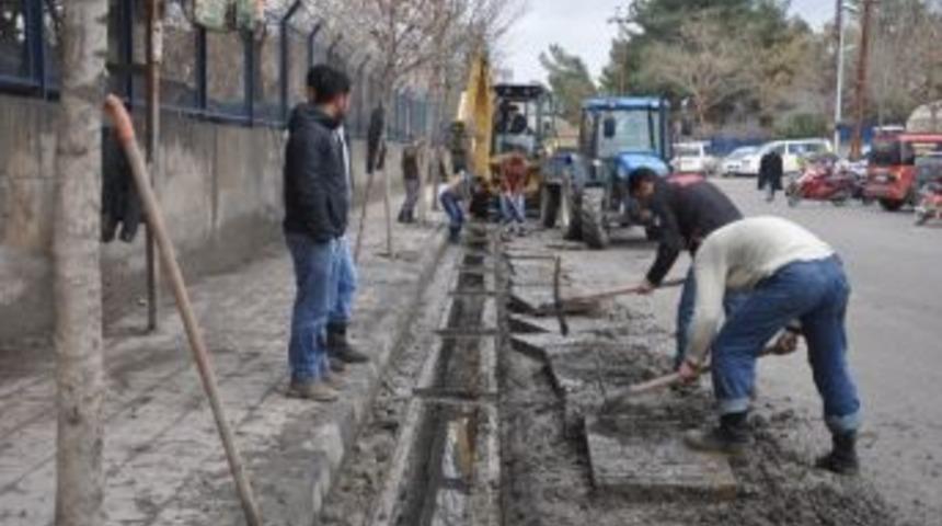 Yağmur Suyu Izgaraları Temizleniyor