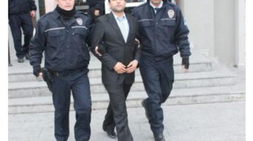 Takım Elbiseli Kuaf&ouml;r&uuml;n Aracından 25 Kilo Esrar &Ccedil;ıktı