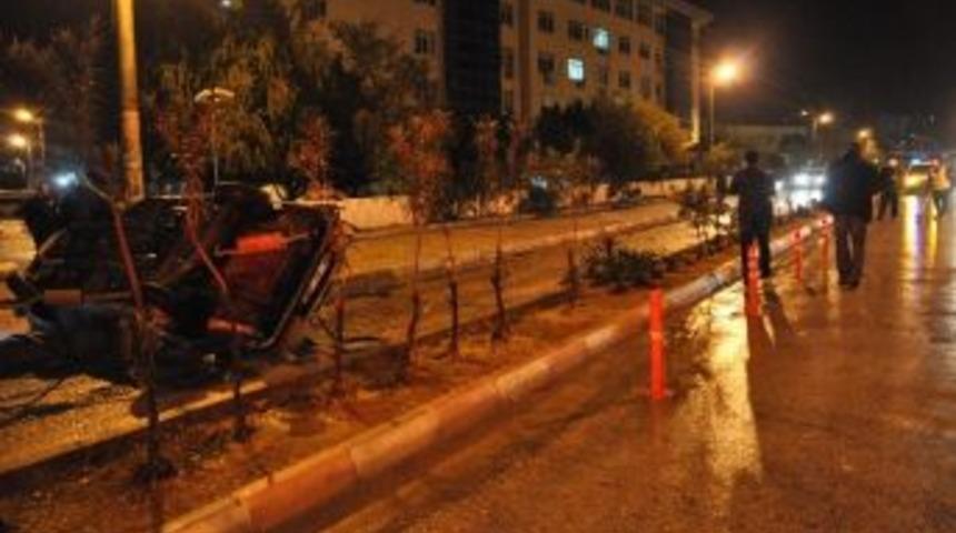 Otomobil Ağaca &Ccedil;arptı: 1 Yaralı