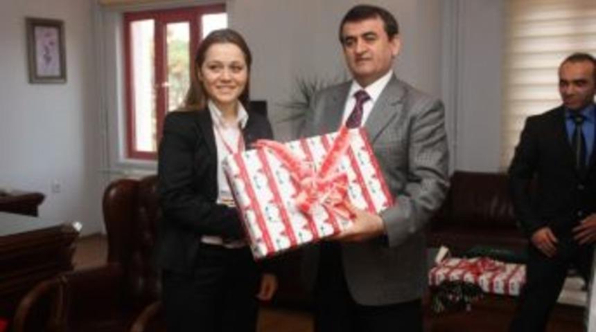 Kaymakam Demir S&ouml;z&uuml;n&uuml; Tuttu