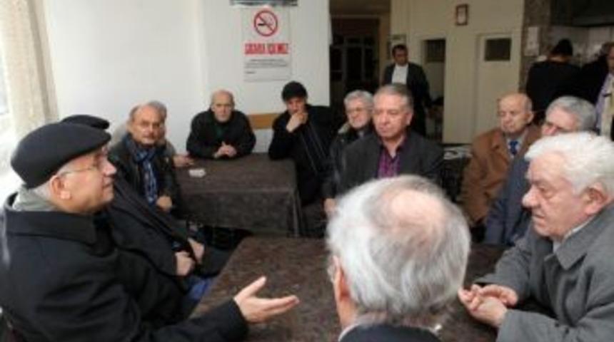 Yaşar&rsquo;a Esnaftan &Ouml;vg&uuml; Yağmuru