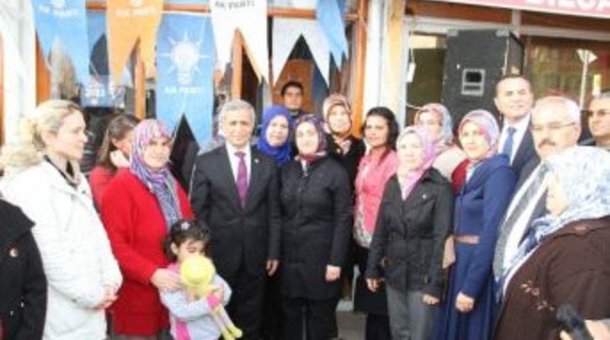 K&ouml;pr&uuml;başı'nda Ak Parti'ye 40 &Uuml;ye Katıldı