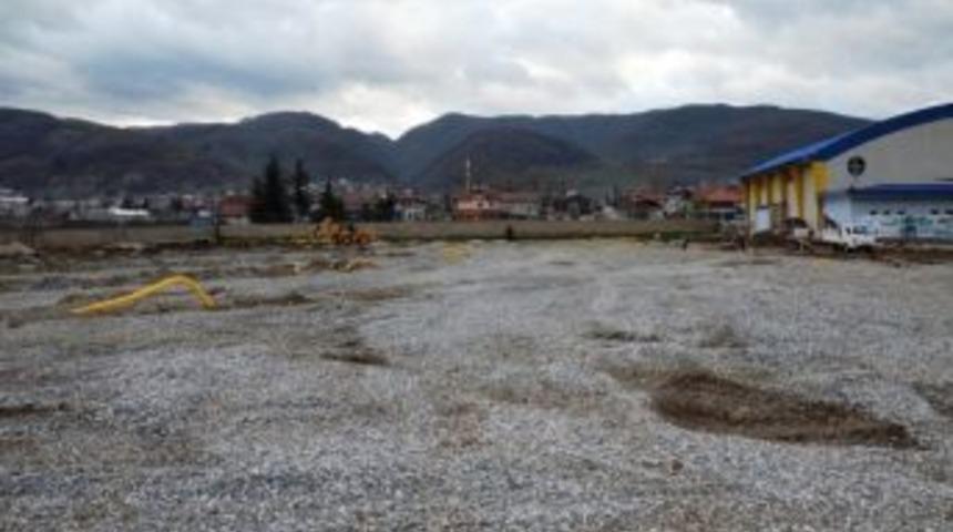 Kaynaşlı Stadyumu'nda Drenaj &Ccedil;alışması S&uuml;r&uuml;yor