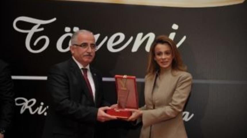 Vali G&uuml;ng&ouml;r Azim Tuna&rsquo;ya &lsquo;en İyi Vali' &Ouml;d&uuml;l&uuml;