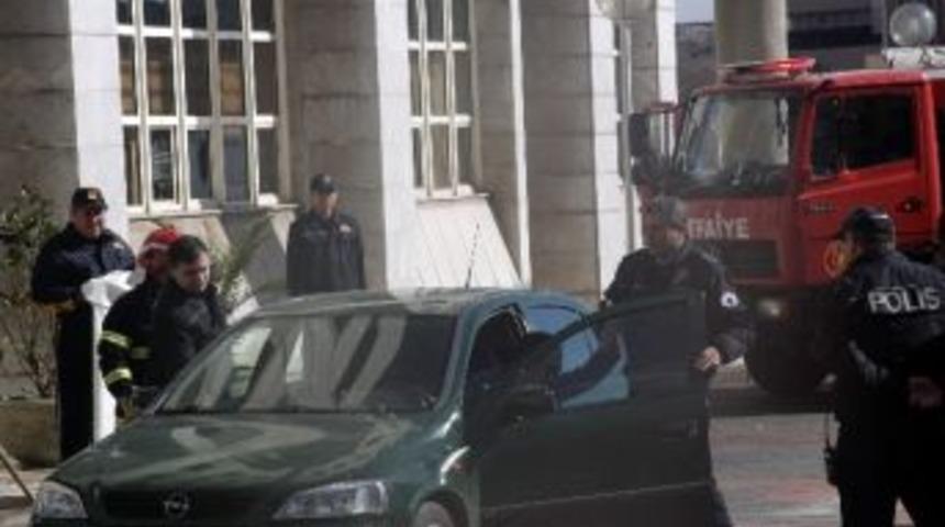 Belediye &Ouml;n&uuml;nde Kendisini Otomobile Kilitleyip Yakmak İstedi