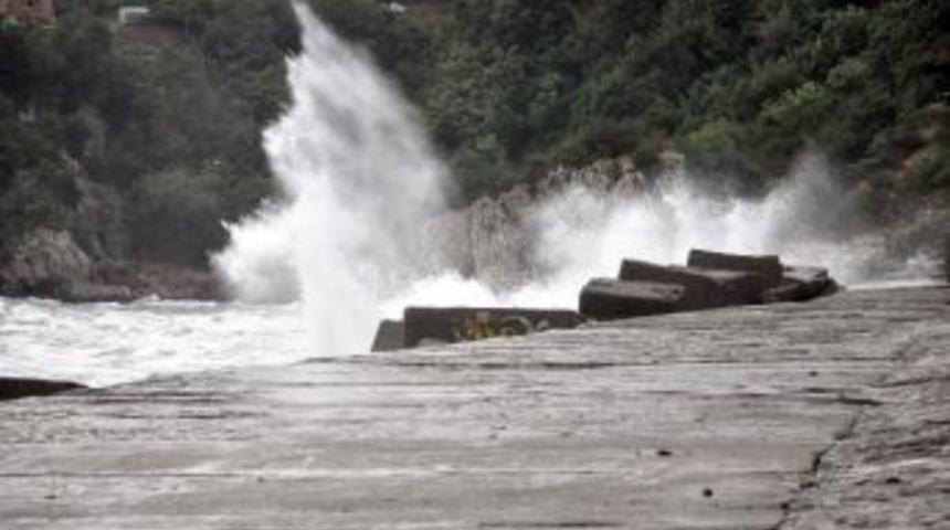 Karadeniz'de Dalgaların Boyu 5 Metreyi Aştı