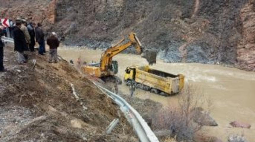 Artvin’de Kamyon Çoruh Nehri'ne Düştü: 1 Kayıp