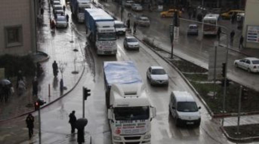 &ldquo;9 Şehide 9 Tır&rdquo; Kampanyasında Suriye&rsquo;ye 3 Tır Yardım Malzemesi G&ouml;nderildi