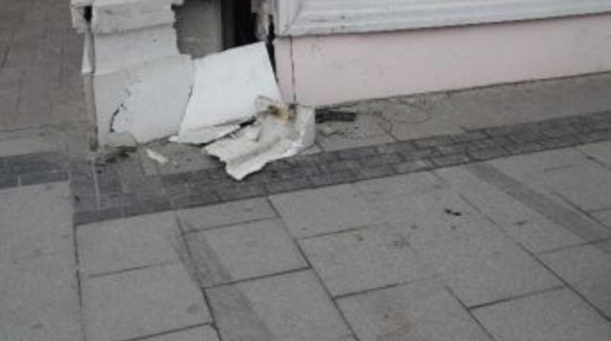 &Ouml;nce Mağazaya Sonra Araca &Ccedil;arpıp Kayıplara Karıştı