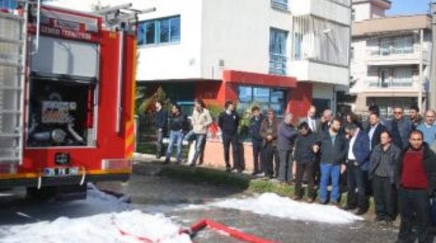 İzmir'de Mobilya İmalathanesinde Yangın &Ccedil;ıktı
