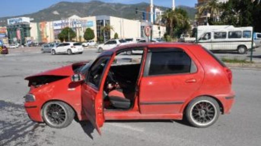 Kazaya Neden Olan S&uuml;r&uuml;c&uuml; Otomobilini Bırakıp Ka&ccedil;tı