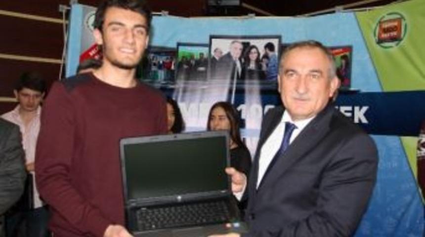 Bolu&rsquo;da Bin 10 &Uuml;niversiteliye Laptop Dağıtıldı