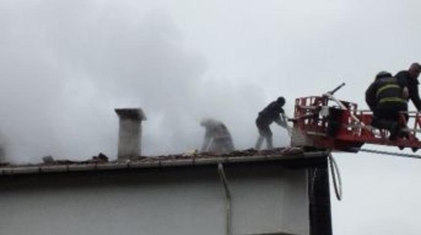 Kuzuluk'ta &Uuml;&ccedil; Katlı Binada &Ccedil;ıkan Yangın Korkuttu