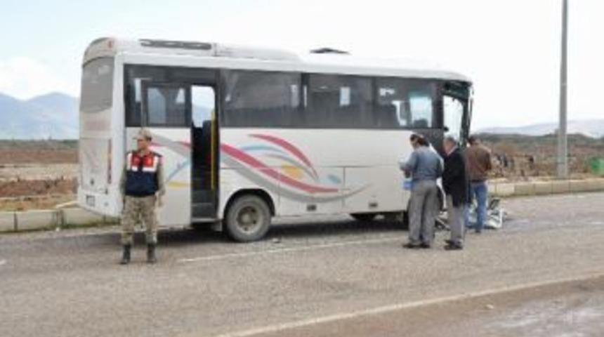 Minibüs Tır'a Çarptı: 2 Yaralı