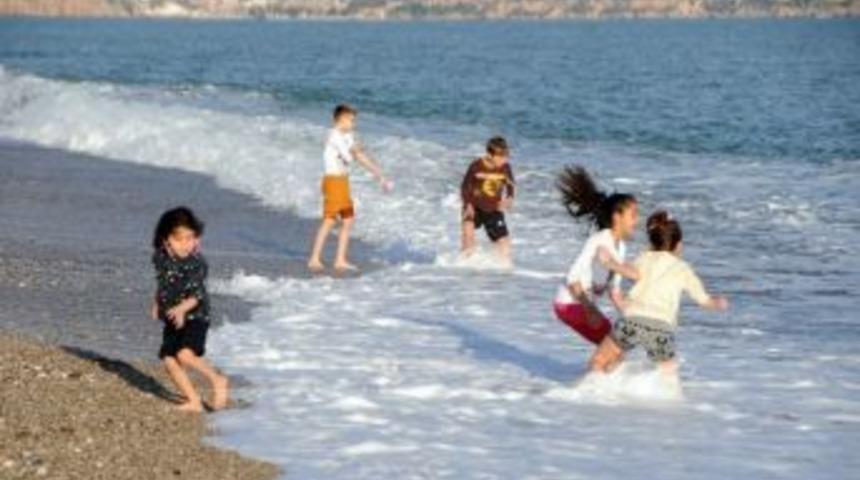 Antalyalılar G&uuml;neşli Havanın Keyfini &Ccedil;ıkardı