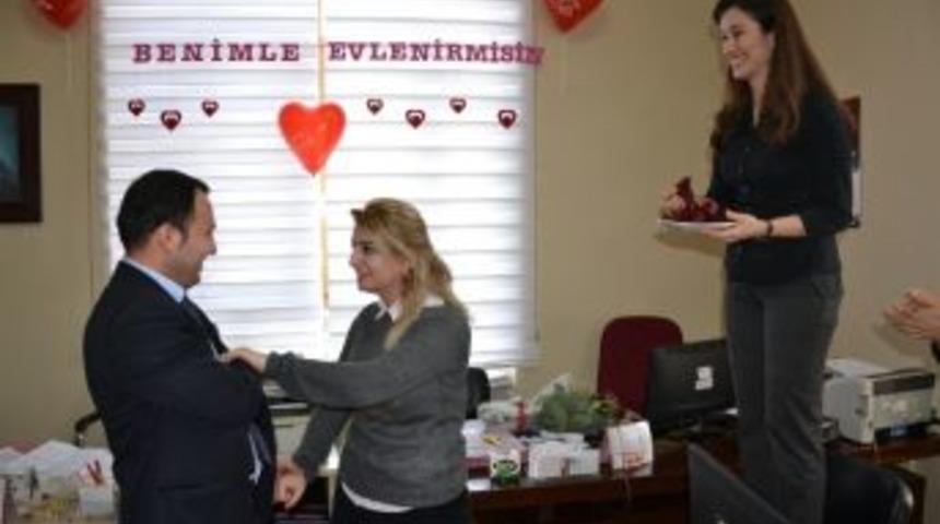 Manisa Valiliğinde S&uuml;rpriz Evlenme Teklifi