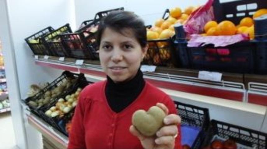 Kalp Şeklindeki Patatesin Uğuruna İnanıyor