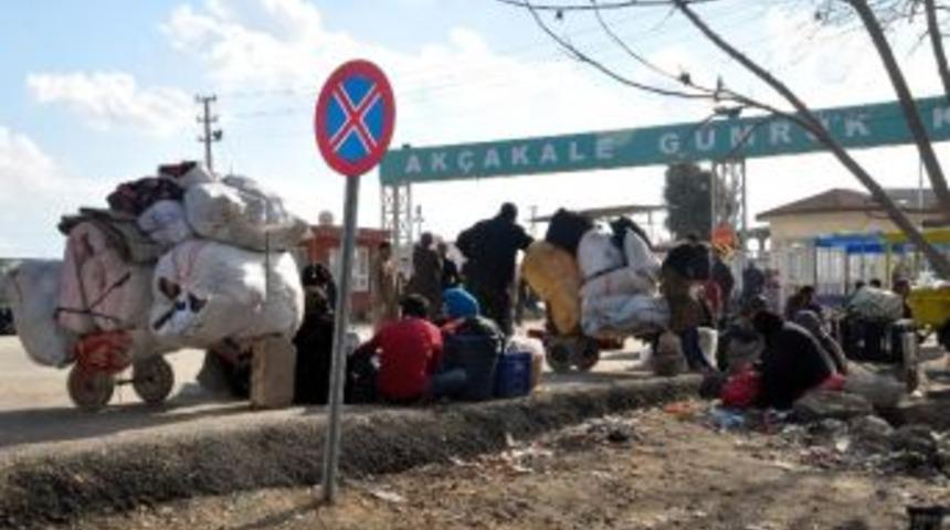 Suriyeliler Ge&ccedil;iş İ&ccedil;in Sınırda Bekliyor