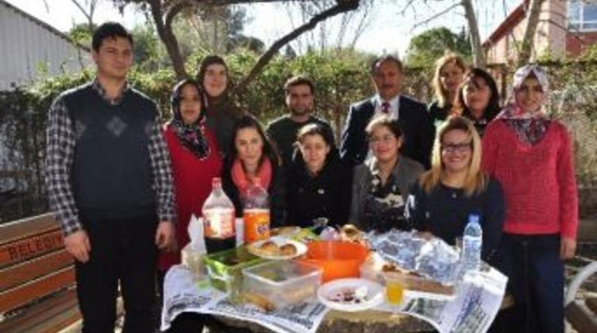 Bilgisayar Kursu &Ouml;ğrencileri Mezuniyeti Kutladı