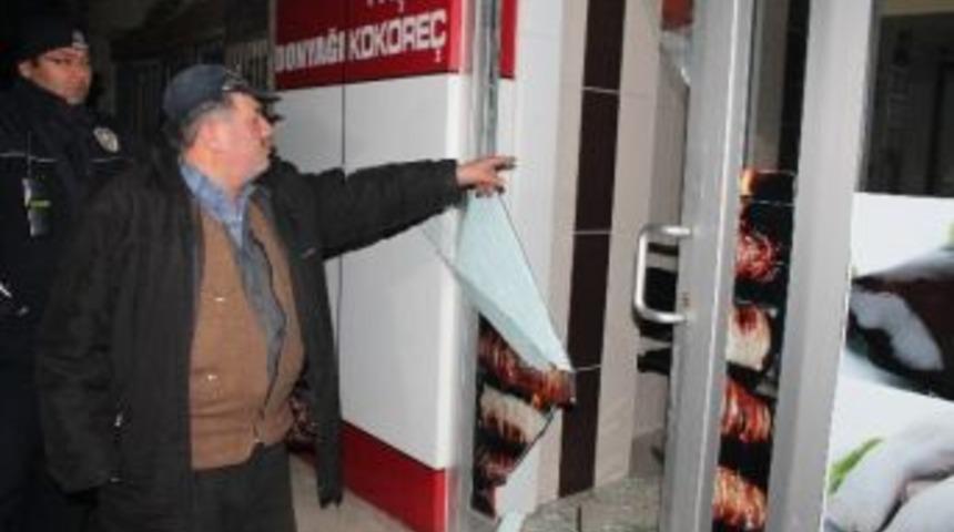 Bek&ccedil;i Boğuşarak Yakaladığı Hırsızı Polise Teslim Etti