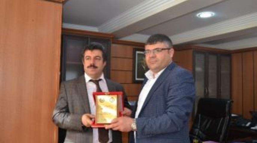 Hizmet İş Sendikası&rsquo;ndan Toplu İş S&ouml;zleşmesine Katkı Sağlayan Y&ouml;neticilerine Plaket
