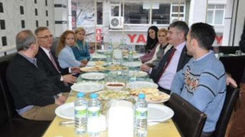 Ertem&rsquo;den Polonyalı &Ouml;ğretmenlere Yemek Jesti