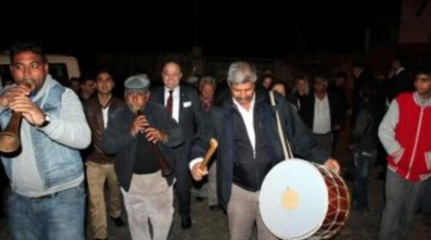 Ak Parti&rsquo;li Pekg&uuml;zel&rsquo;e Davullu Zurnalı Karşılama