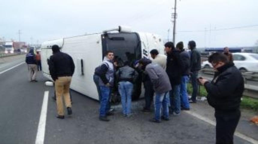 İş&ccedil;i Otob&uuml;s&uuml; Devrildi: 1 Yaralı