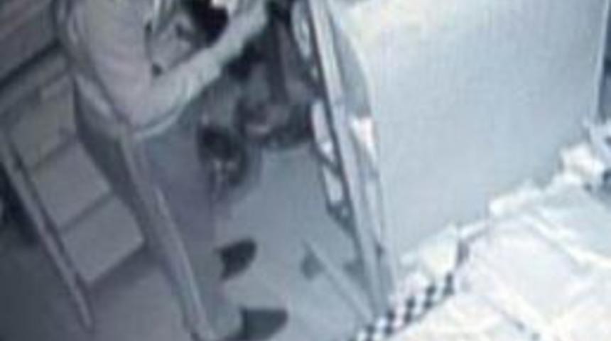 Hırsız Parayı Sayarak Çaldı