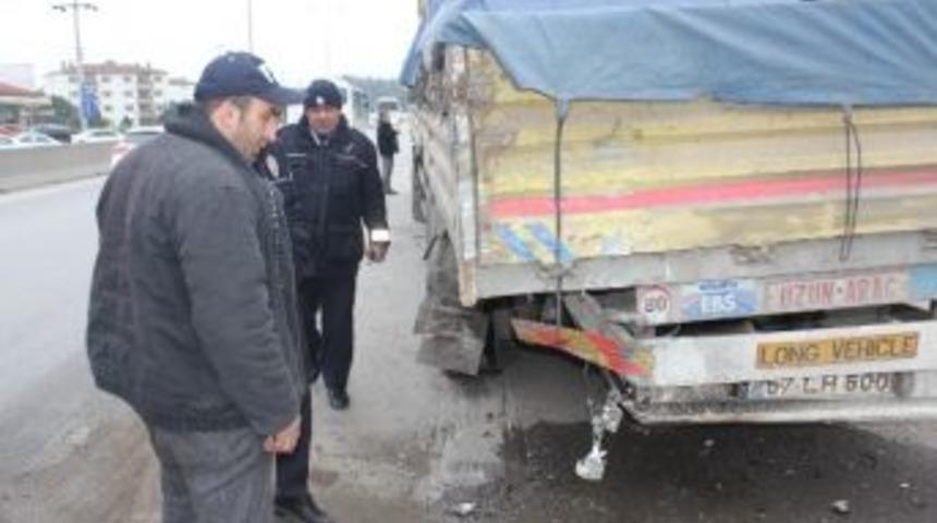 Otomobil Tır'a Çarptı: 3 Ölü