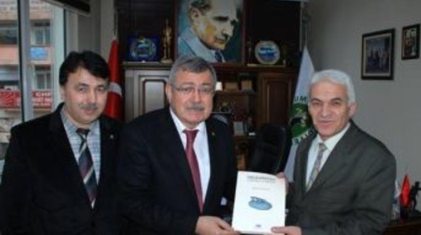 Ceylan Yazdığı Kitabı Başkan G&uuml;lşen&rsquo;e Takdim Etti
