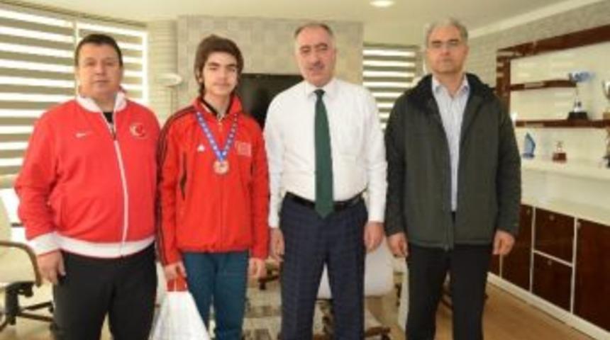 Başarılı Eskrimciler &Ouml;d&uuml;llendirildi