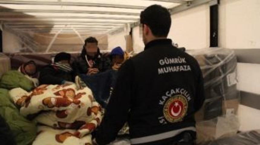 Sınır Kapılarında Ka&ccedil;ak G&ouml;&ccedil;men Operasyonları