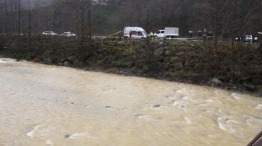 Rize'de Dereye D&uuml;şen Kadın Hayatını Kaybetti