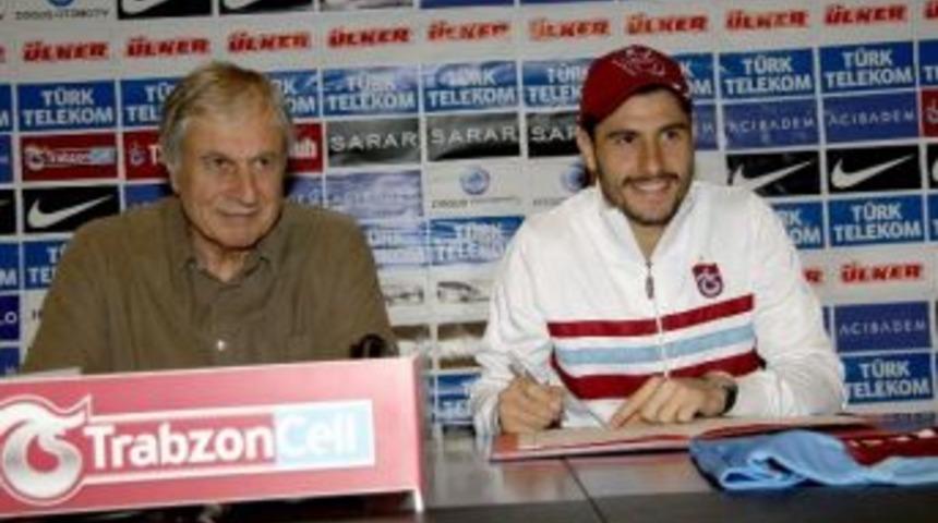 &Ouml;zer Hurmacı Trabzonspor İle S&ouml;zleşme İmzaladı