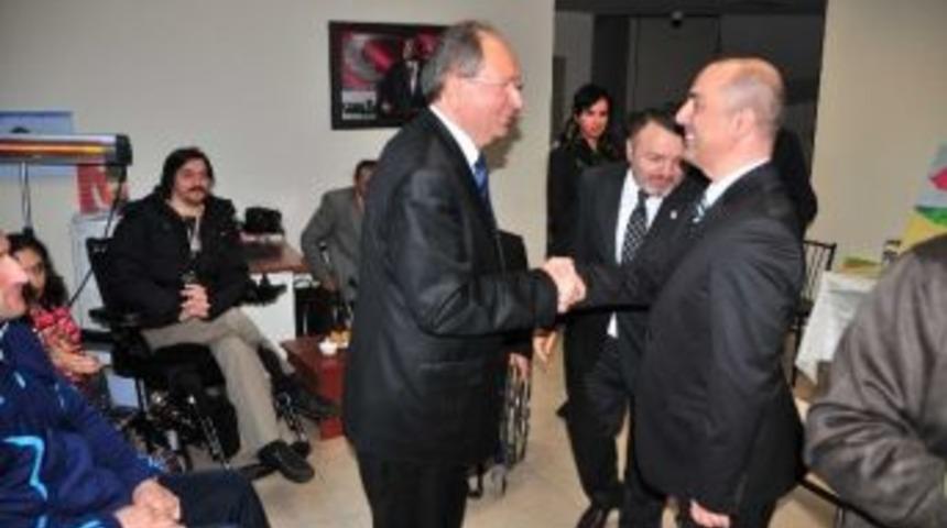 Başkan Demirhan'dan 'yaşam Merkezi'ne &Ouml;vg&uuml;