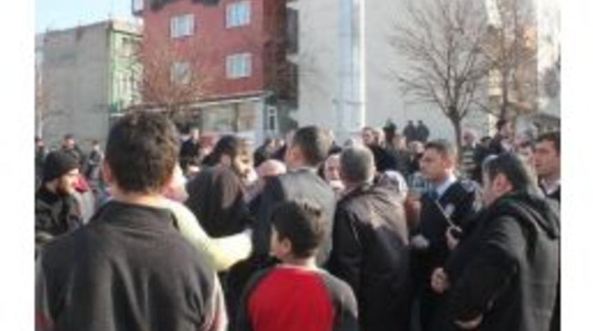 Baz İstasyonu İstemeyen Mahalleli Yol Kapattı