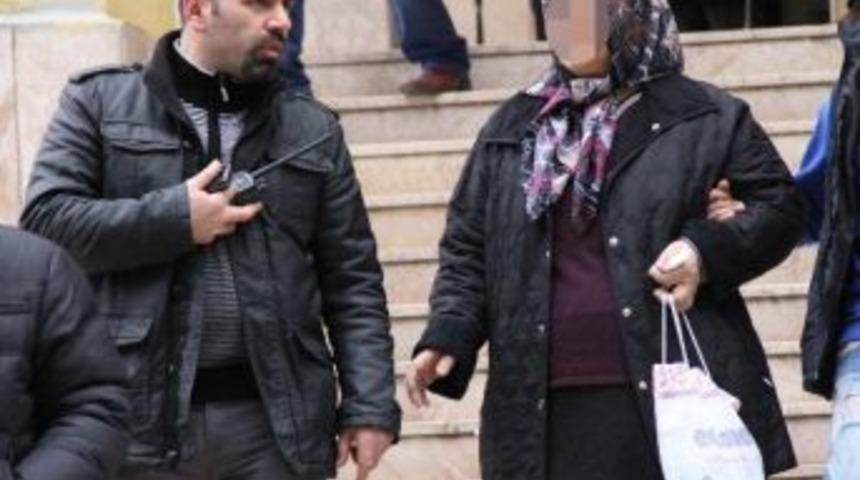 Hırsızlık Su&ccedil;undan Aranan Bayanlar Adliyede Yakalandı