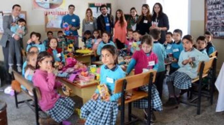 Unutulan Oyuncaklar K&ouml;y &Ccedil;ocuklarının Elinde Hayat Buldu