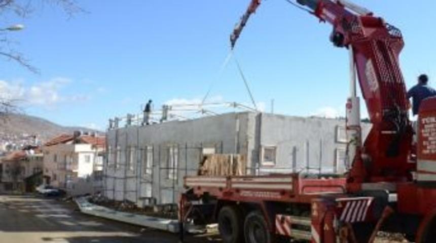 Boz&uuml;y&uuml;k'teki Mahalle Konağının &Ccedil;atısı &Ccedil;ekiliyor