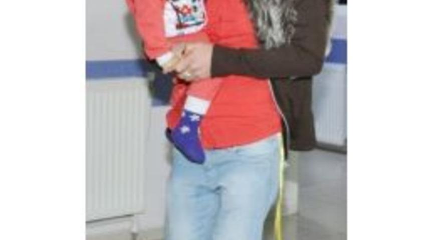 Kucağında Bebeğiyle Hırsızlık Yaparken Yakalandı