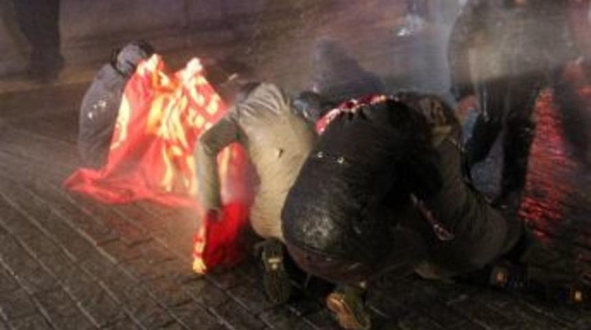 Taksim&rsquo;de Polis M&uuml;dahalesi: 10 G&ouml;zaltı