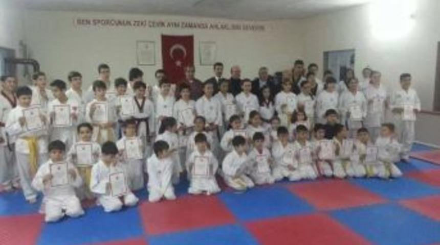 Akarsu Taekwondo Kul&uuml;b&uuml;nde 42 Sporcu Kuşak Sınavı Heyecanı Yaşadı