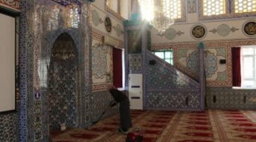 &Ccedil;erkezk&ouml;y'de Camiler, Haftanın 5 G&uuml;n&uuml; Temizletiliyor