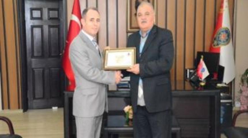 Emekli Polis Memuruna Hizmet Onur Belgesi