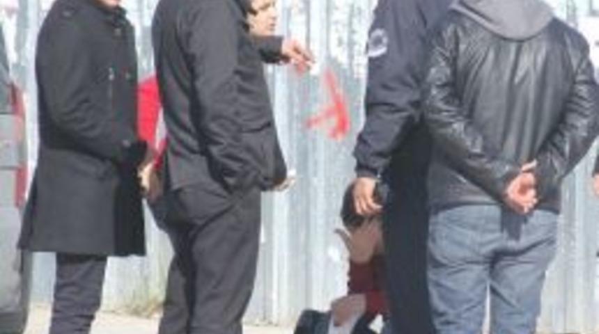 Ayrıldığı Eşi Peşinden Gelince Kendini Otomobilin &Ouml;n&uuml;ne Attı